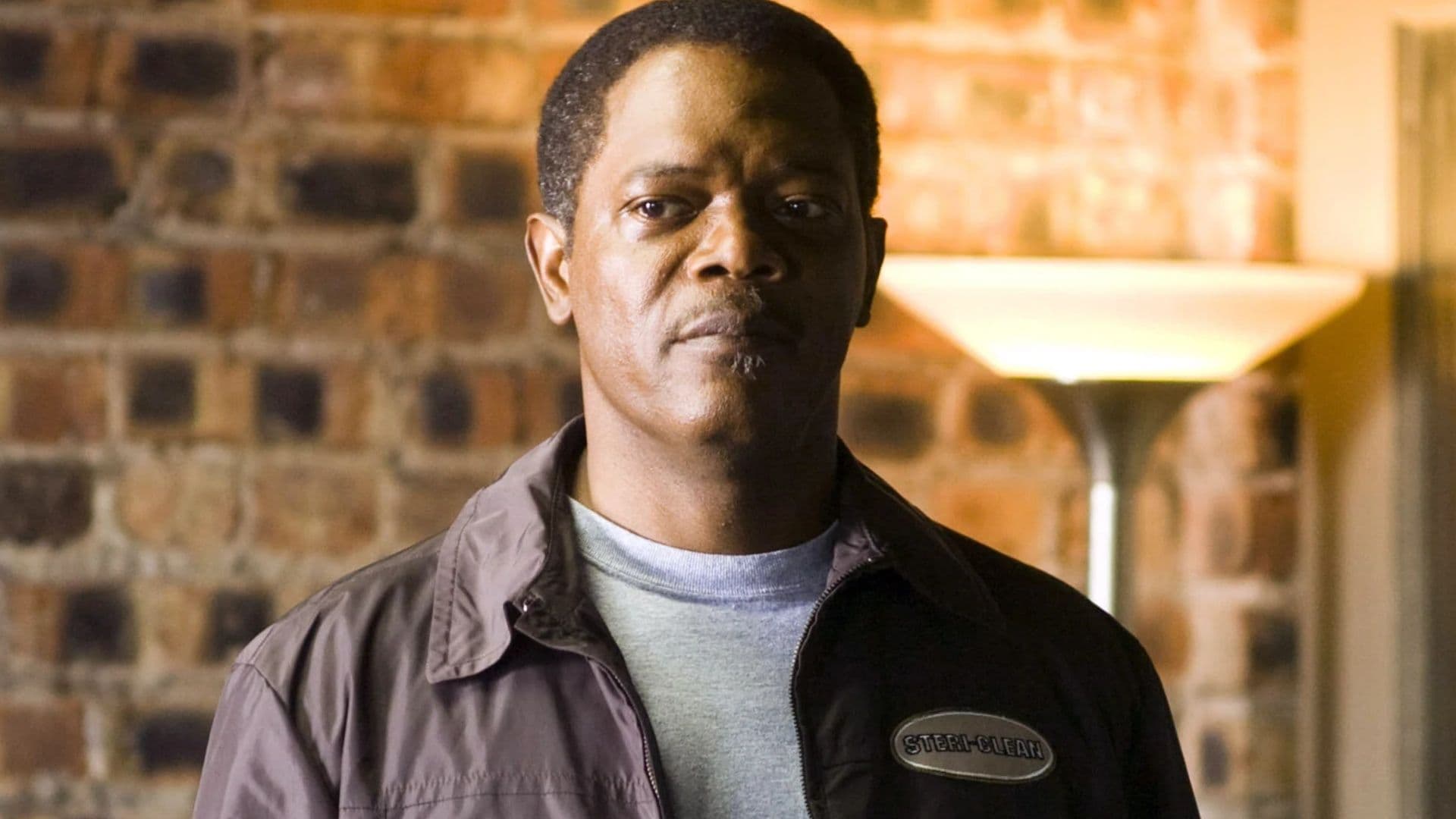 Samuel L. Jackson's Crime Thriller Cleaner Is a Netflix Hit 19 Years Later movies breakdown cover image