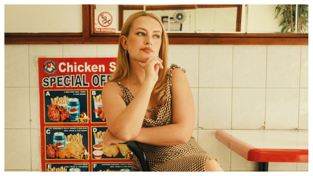 Amelia Dimoldenberg hosting an episode of Chicken Shop Date