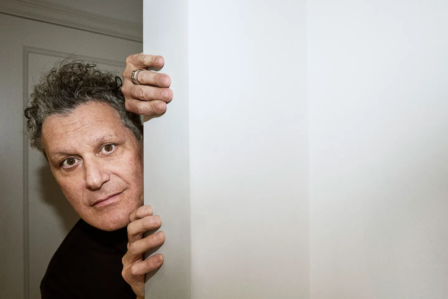 Isaac Mizrahi smiling in fashion documentary Unzipped