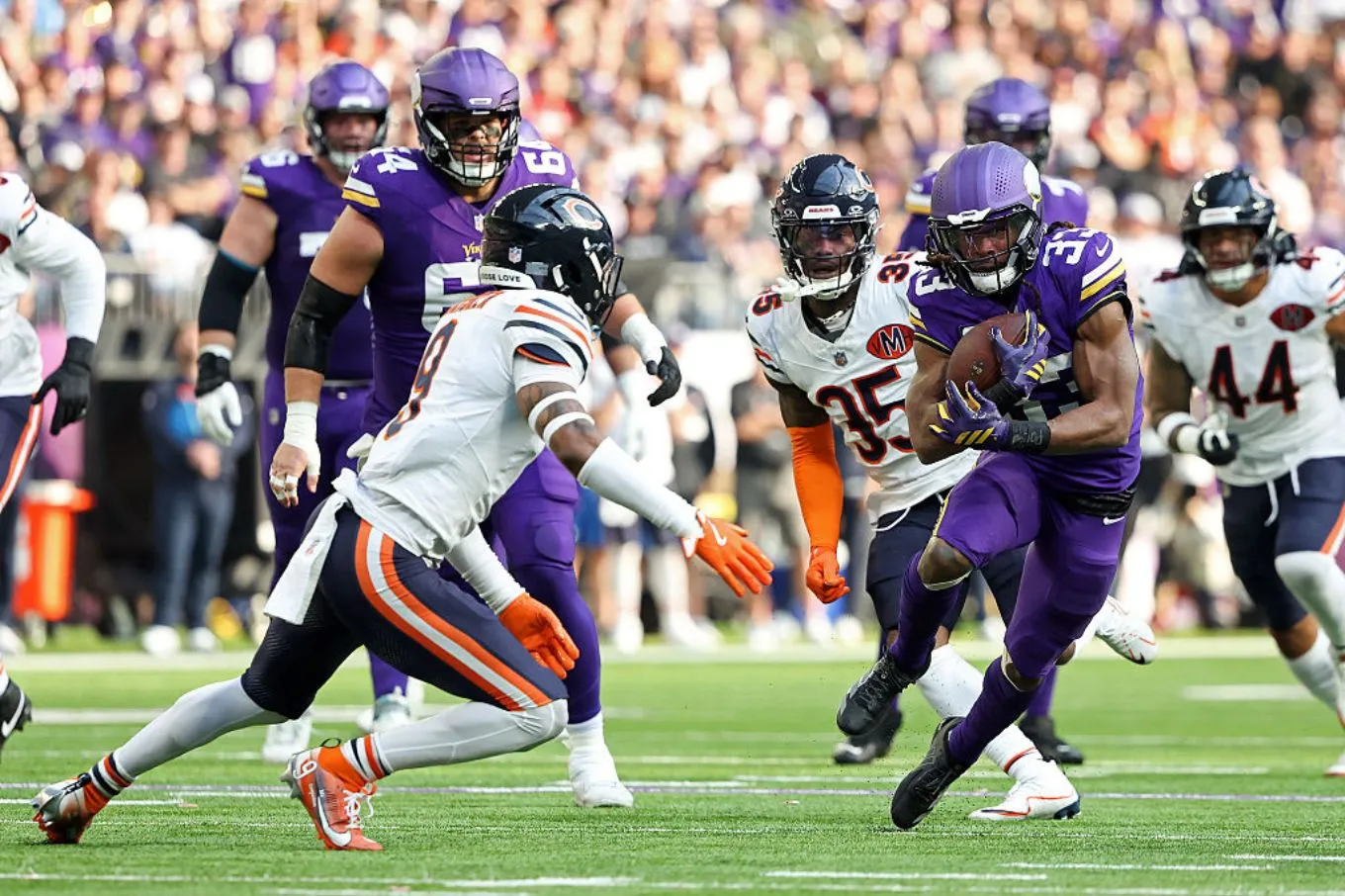 Fans watching NFL game between Vikings and Bears