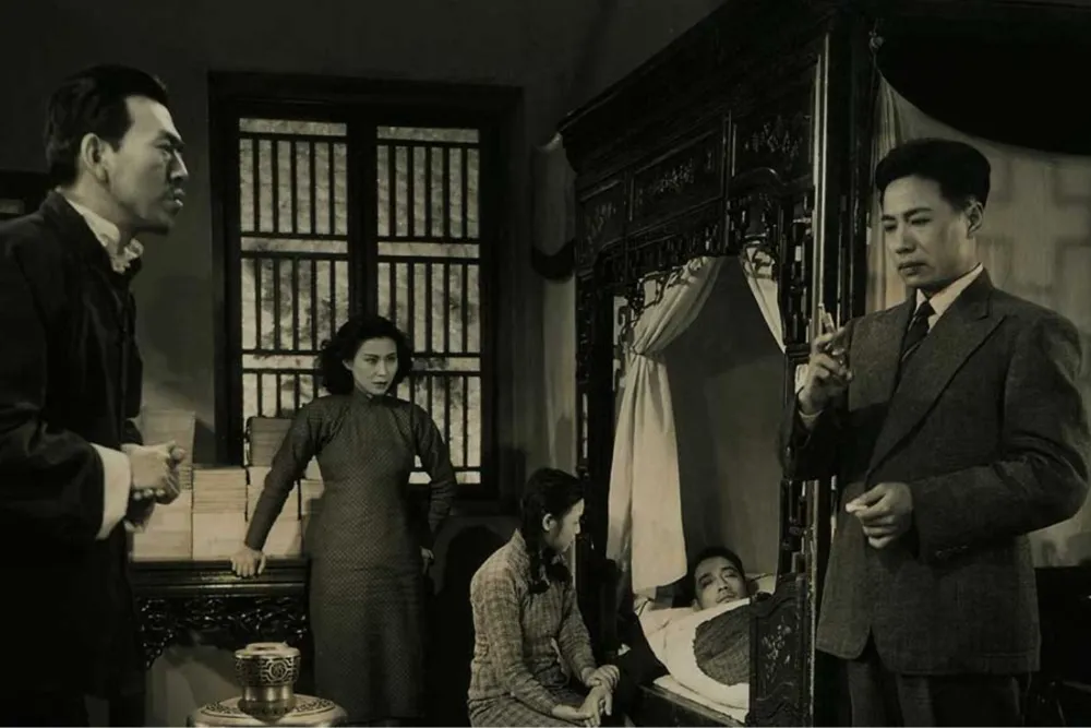 A film still from Fei Mu's 1948 classic film Spring in a Small Town.